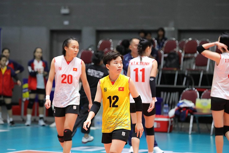 Tiếp đà hưng phấn, libero Khánh Đang
làm tất cả khán giả phải nhớ đến với rất nhiều tình huống phòng thủ
đỉnh cao.