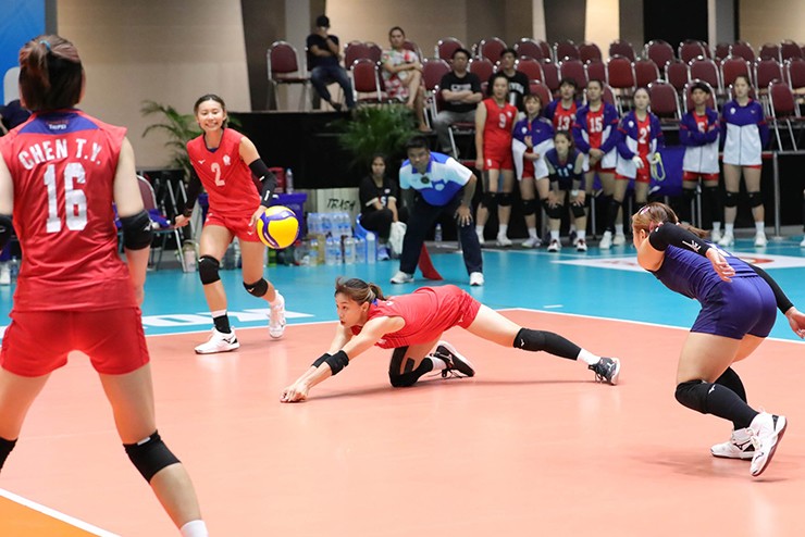 Ở chiều ngược lại, hàng thủ Đài Loan
(Trung Quốc) cũng tỏ ra rất khó chịu với khả năng phòng thủ khá bền
bỉ và lăn xả.