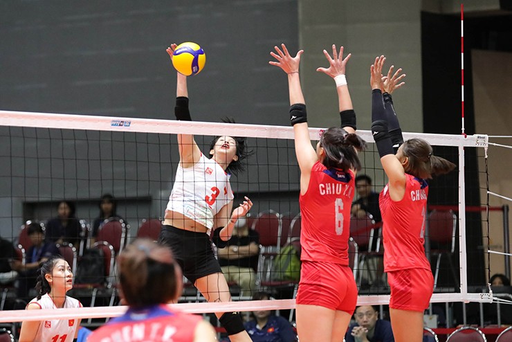 Đứng trước điều này, chủ công Thanh
Thúy đã liên tục có cú đập với lực cực mạnh, đưa bóng cắm xuống mặt
sàn, phá vỡ hoàn toàn hàng thủ đối phương để giúp đội nhà thắng
25-17. Thanh Thúy chính là VĐV ghi điểm nhiều nhất trận với 23 điểm
(20 điểm tấn công và 3 điểm chắn bóng)