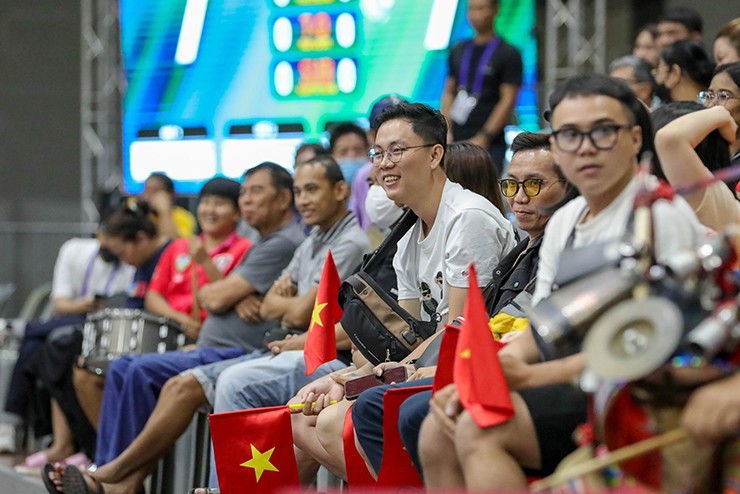 Niềm vui của người hâm mộ bóng chuyền
Việt Nam có mặt tại Thái Lan trực tiếp theo dõi và cổ vũ đội nhà.
Trận đấu tiếp theo của HLV Nguyễn Tuấn Kiệt và học trò dự kiến diễn
ra vào lúc 18h ngày 3/9, nhiều khả năng đối thủ sẽ là
Australia.