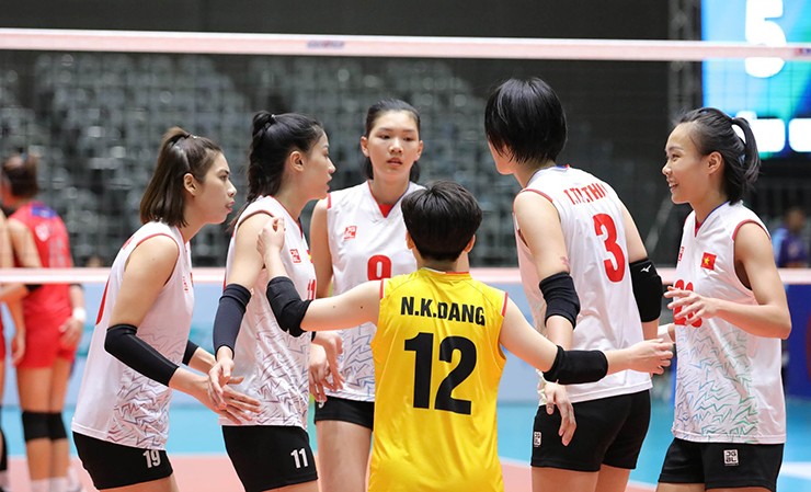 Tung ra sân đội hình mạnh nhất với Tú
Linh, Bích Thủy, Kiều Trinh, Thanh Thúy, Lâm Oanh và Khánh Đang,
mục tiêu của tuyển Việt Nam là một chiến thắng. Bởi lại nếu như
nhận thất bại, Thanh Thúy và đồng đội sẽ phải sớm chia tay giải
đấu.