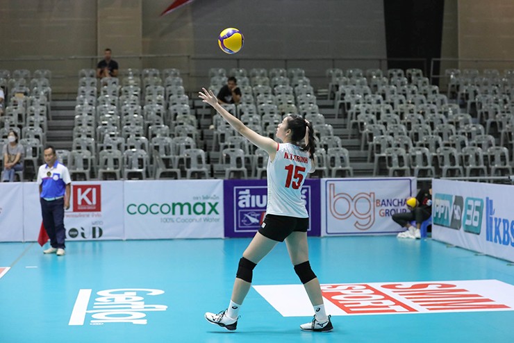 Lúc này, Nguyễn Thị Trinh, Như
Quỳnh, đặc biệt là Trần Thị Thanh Thúy thi nhau tung ra những
cú đập như “nã đại bác” giúp đội nhà giành lợi thế, qua đó
thắng tiếp 25-22.