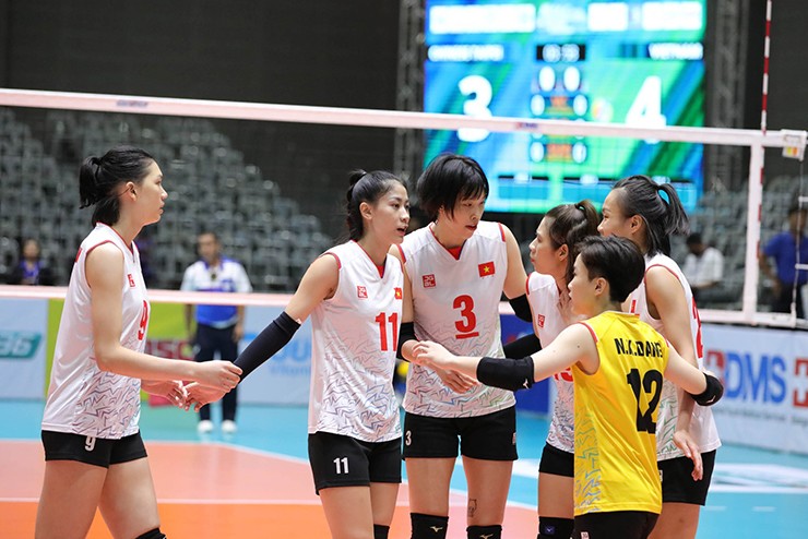 Đó cũng là tất cả những gì mà Đài
Loan (Trung Quốc) thể hiện được. Bởi lẽ trong set 4, tuyển nữ Việt
Nam đã thể hiện sự tập trung cao độ, siết chặt lối chơi. Mở màn
bằng chuỗi 5 điểm ngay đầu set với những pha tấn công ấn tượng của
Kiều Trinh.