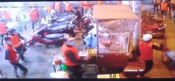 Băng nhóm áo cam đập phá quán ốc ở quận Bình Tân (Ảnh chụp từ clip)