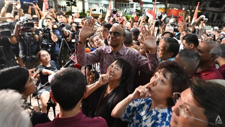 Ông Tharman Shanmugaratnam (giữa) cùng những người ủng hộ tại một khu chợ ở Singapore ngày 1-9. Ảnh: CNA