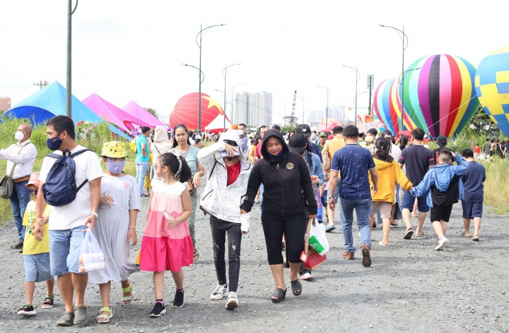 Sáng 2/9, hàng nghìn người dân, du khách đã tìm đến khu vực đường Nguyễn Thiện Thành (phường Thủ Thiêm, thành phố Thủ Đức, TPHCM) để đón xem chương trình thả khinh khí cầu chào mừng lễ Quốc khánh .