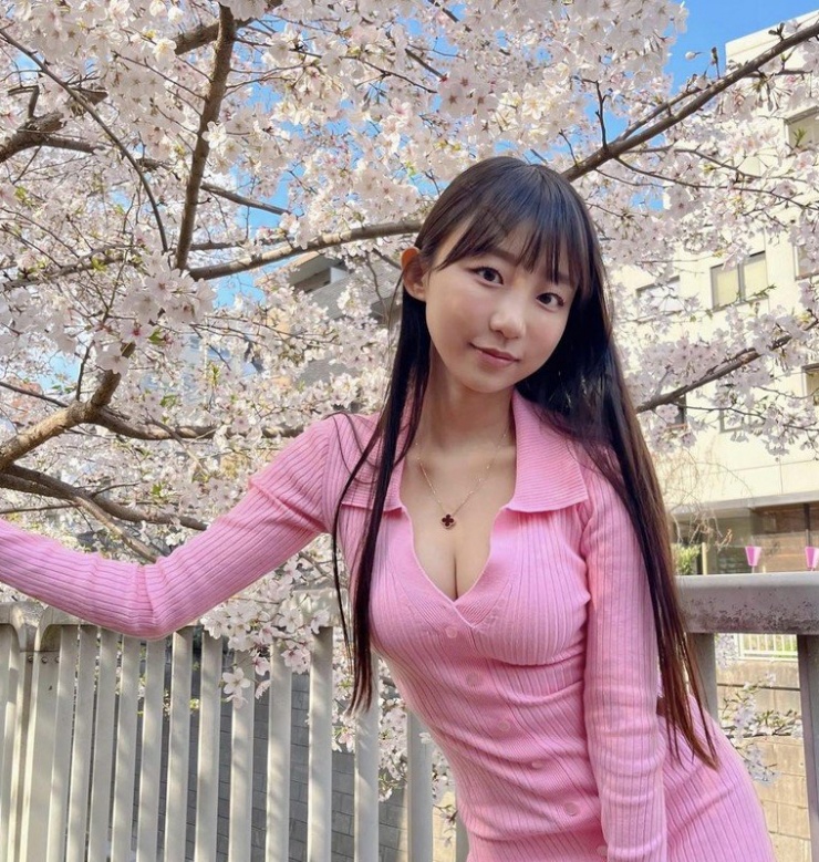 Nữ Youtuber xinh hết phần thiên hạ có gu thời trang “bốc lửa“ - 2
