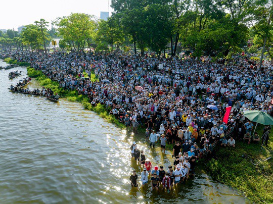 Bờ sông Hương ken kín người xem.