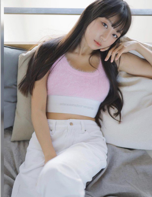 Nữ Youtuber xinh hết phần thiên hạ có gu thời trang “bốc lửa“ - 3