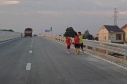 Tin tức trong ngày - 'Kinh hoàng' nhiều người đi bộ, vui chơi, chạy xe đạp... trên cao tốc ở Nghệ An