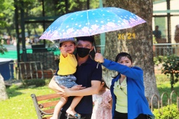 Tin tức trong ngày - Ảnh: Mướt mồ hôi đi chơi lễ 2/9