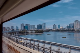 Tin tức trong ngày - Ngỡ ngàng với cảnh sắc phố phường Hà Nội vào Thu qua ô cửa tàu điện trên cao