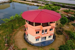 Tin tức trong ngày - Ngôi nhà kỳ lạ của lão nông U70, xoay 360 độ thách thức giới phong thủy