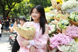 Tin tức trong ngày - Hàng trăm “nàng thơ” chen chân chụp ảnh trên con phố lãng mạn nhất Hà Nội