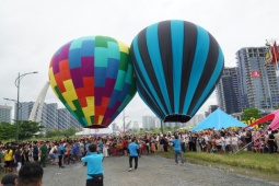 Tin tức trong ngày - Clip: Người dân TP HCM chiêm ngưỡng khinh khí cầu chào mừng lễ Quốc khánh