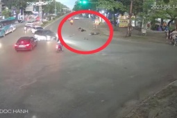 Tin tức trong ngày - Clip: Xe máy lao như tên bắn tông kinh hoàng ô tô, hai người văng xa nằm gục