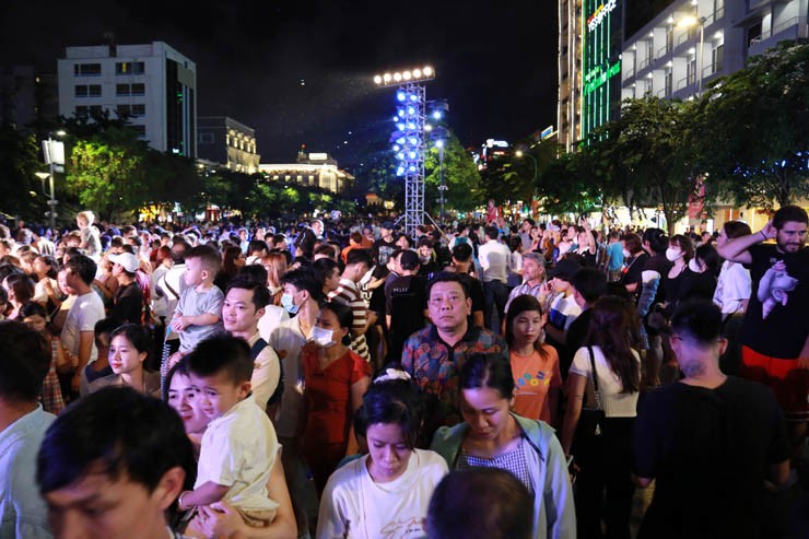 Nhiều người đến phố đi bộ Nguyễn Huệ để vui chơi và chờ xem pháo hoa