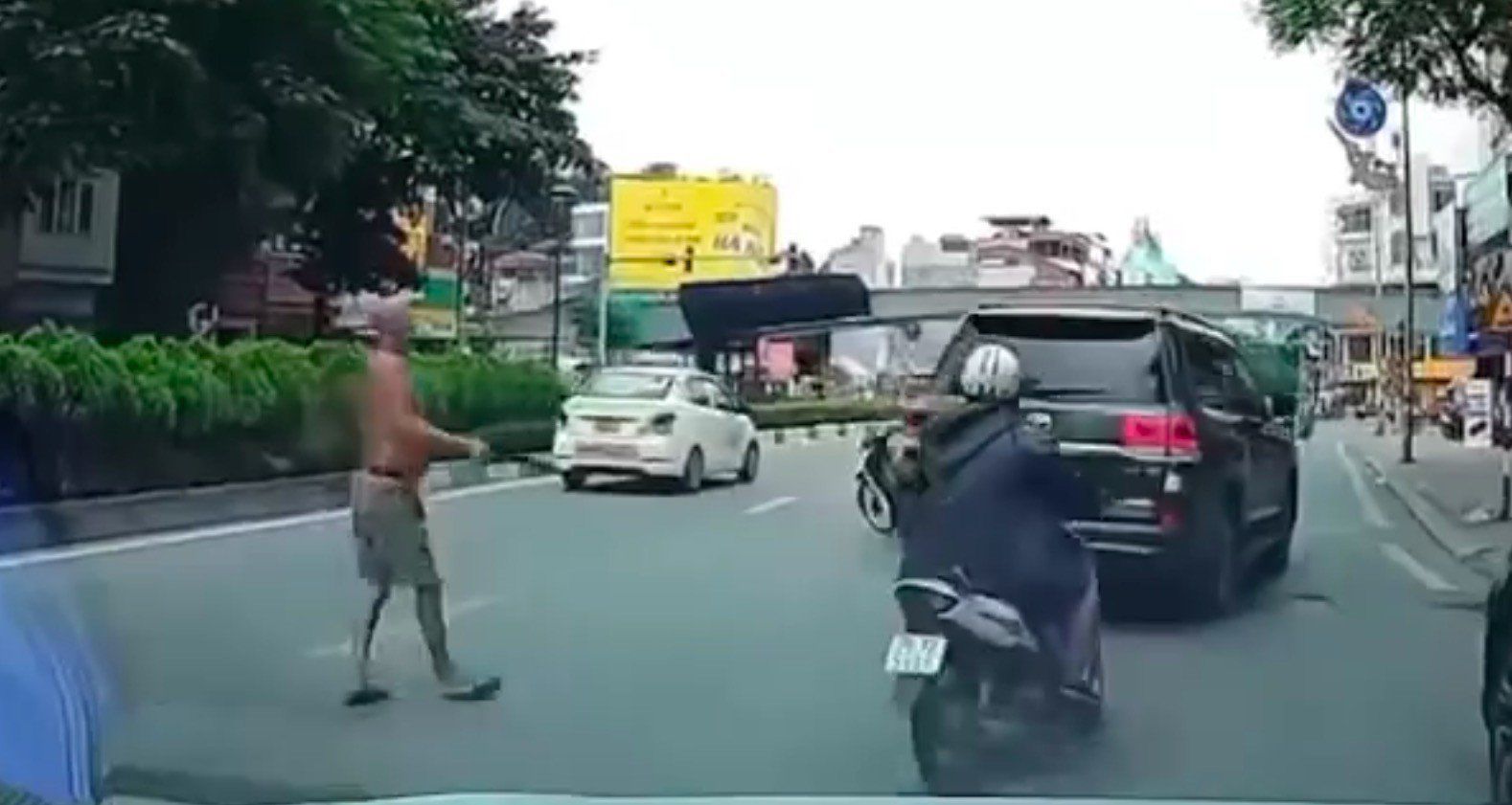 Hùng phi dao vào xe ô tô Land Cruiser trong tình trạng say rượu.