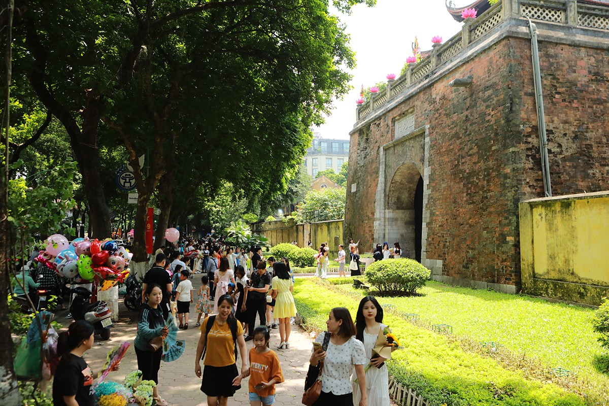  Trên đoạn vỉa hè trước Nhà thờ Cửa Bắc, Phan Đình Phùng có hàng chục xe hoa tươi. Một số loại hoa được ưa chuộng như: hoa sen trắng, cúc họa mi, hoa baby,… mức giá tăng hơn ngày thường từ 10.000-20.000 đồng, dao động từ 80.000-150.000 đồng/bó.