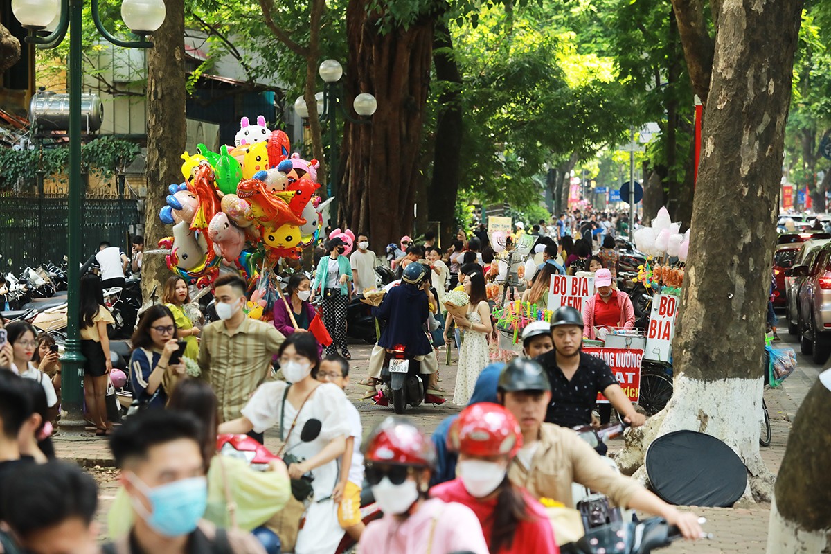 Phố Phan Đình Phùng với hàng cây sấu già đẹp lung linh dưới nắng vàng được xem là con phố lãng mạn nhất Thủ đô, thu hút rất đông giới trẻ mỗi độ Thu sang. Trong 2 ngày nghỉ lễ kéo dài 4 ngày (từ 1/9 – 4/9), nơi đây luôn trong tình trạng ùn tắc cục bộ, các thiếu nữ chen nhau trên vỉa hè, dưới lòng đường để check-in bên những chiếc xe đầy hoa.