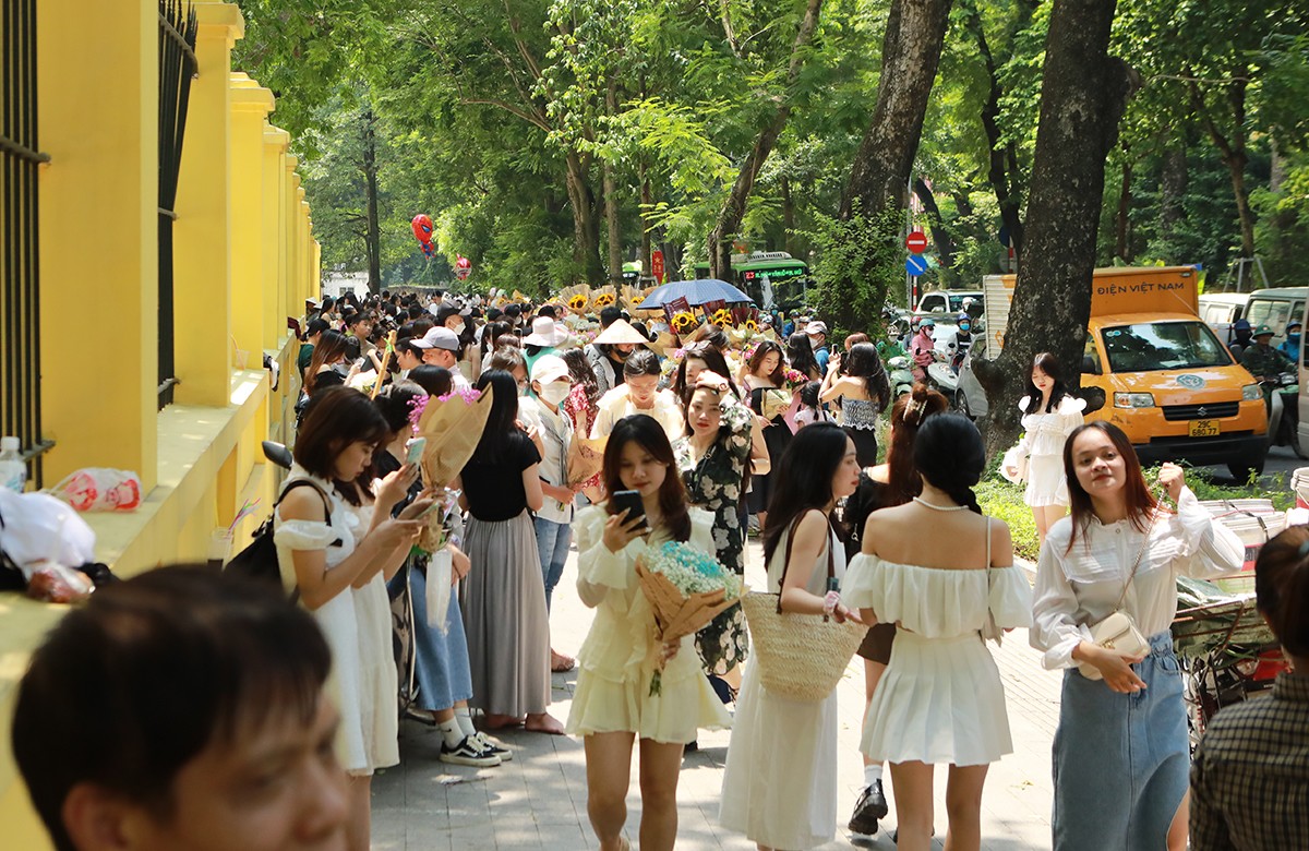 Thời tiết Hà Nội nắng gay gắt, nhiệt độ tăng cao về trưa và đầu giờ chiều, nhưng không ngăn cản được dòng người nô nức đổ về các con phố Phan Đình Phùng, Nguyễn Tri Phương, Cửa Bắc… chụp ảnh.