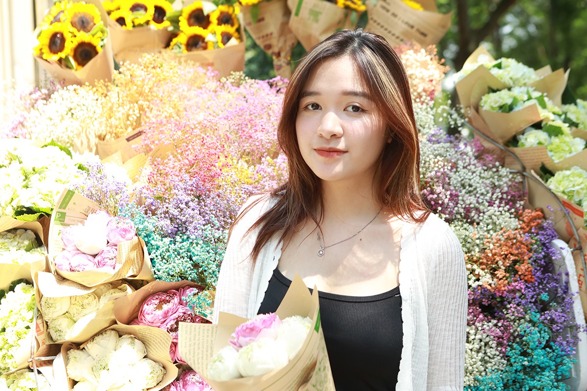 Bạn Nguyễn Nhật Ánh, sinh viên một trường đại học ở Hà Nội cho biết: “Tuy thời tiết Hà Nội oi bức trong dịp nghỉ lễ, nhưng có nắng chụp ảnh mới đẹp. Em nghĩ ngày lễ ra đây sẽ vắng, nhưng lại đông không tưởng”.