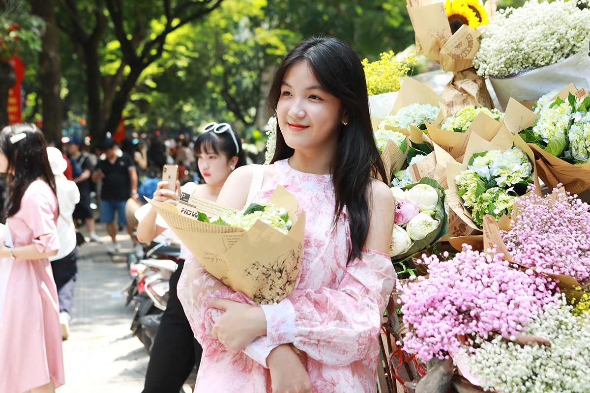 Hàng trăm “nàng thơ” chen chân chụp ảnh trên con phố lãng mạn nhất Hà Nội - 6