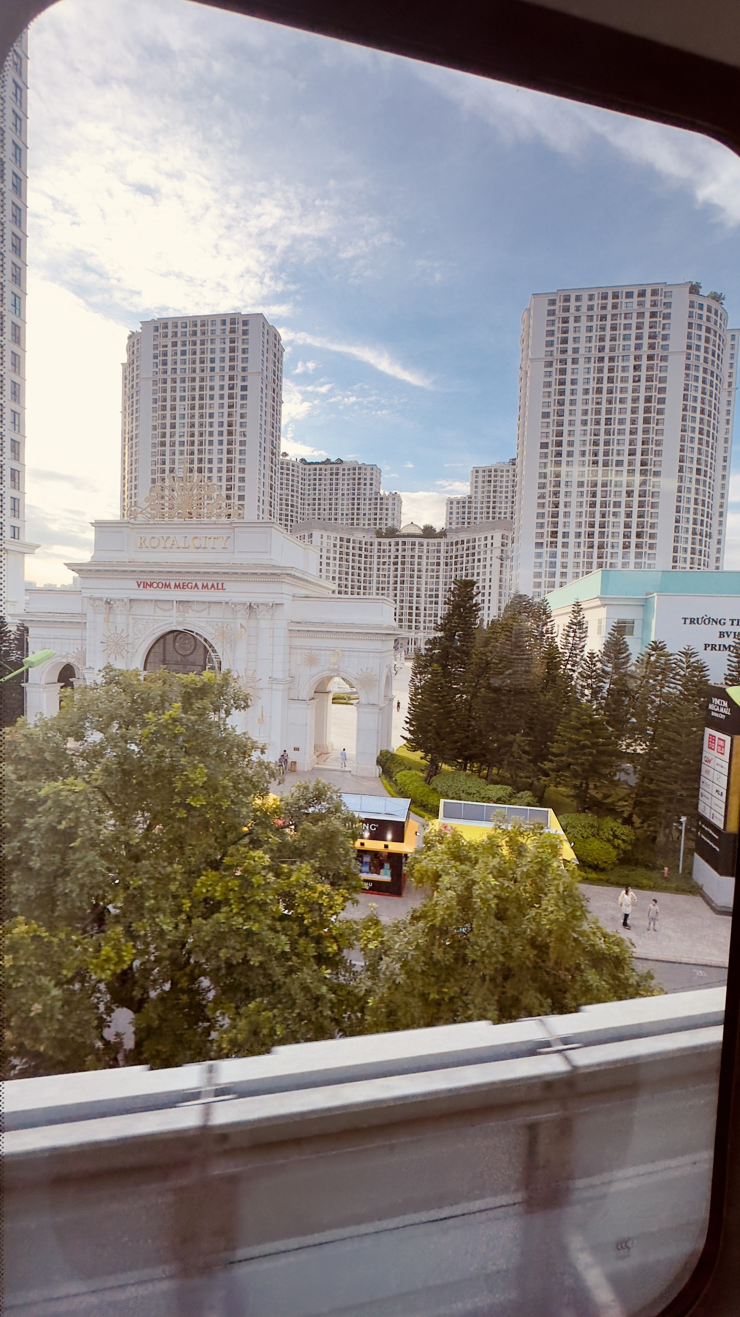 Khu đô thị Royal City, một trong những khu đô thị cao cấp lớn nhất Hà Nội. Bên trong khu đô thị là trung tâm mua sắm, ẩm thực và vui chơi.