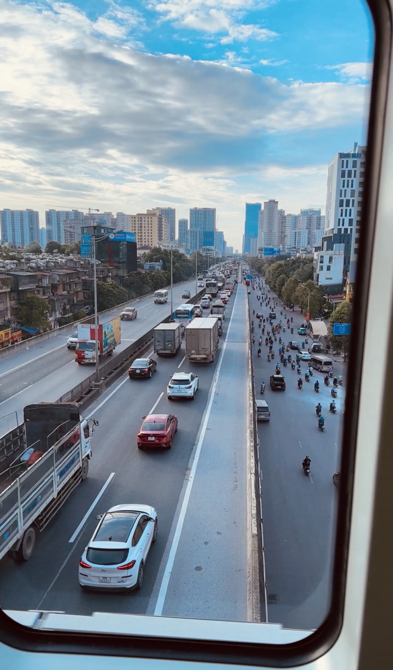 Tuyến đường sắt trên cao cắt qua nhiều nút giao lớn như tuyến đường Vành đai 3.