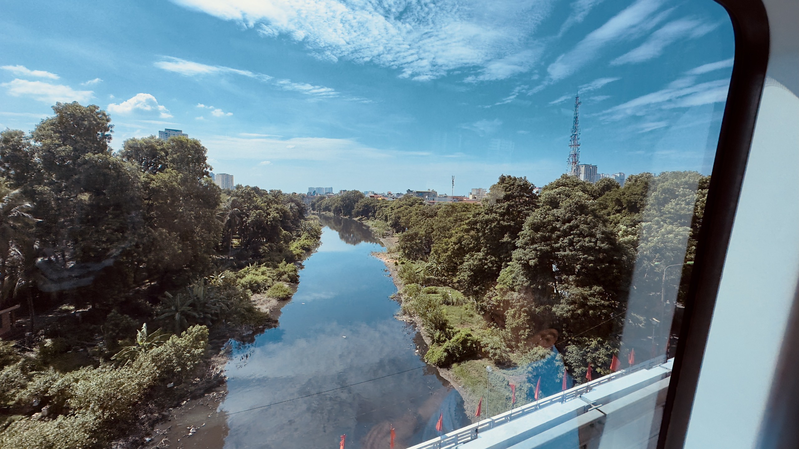 Từ tàu điện trên cao, hành khách có thể phóng tầm mắt nhìn thấy sông Nhuệ chảy qua quận Hà Đông.