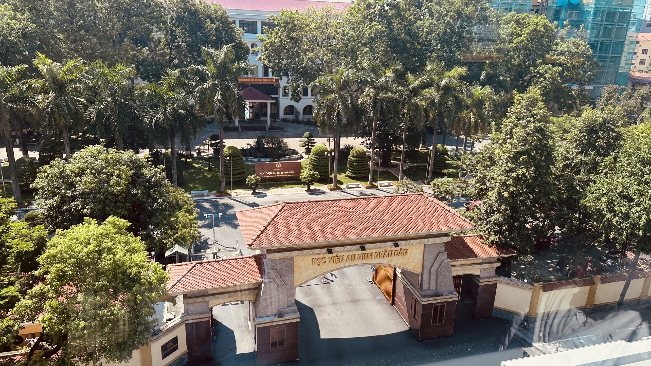 Trên hành trình di chuyển từ Hà Đông vào trung tâm Hà Nội, hành khách đi tàu điện có thể nhìn thấy khuôn viên Học viện An ninh nhân dân - cơ sở đào tạo đầu tiên của lực lượng Công an nhân dân Việt Nam, được thành lập ngày 25 tháng 6 năm 1946 với tên gọi Trường Huấn luyện Công an.