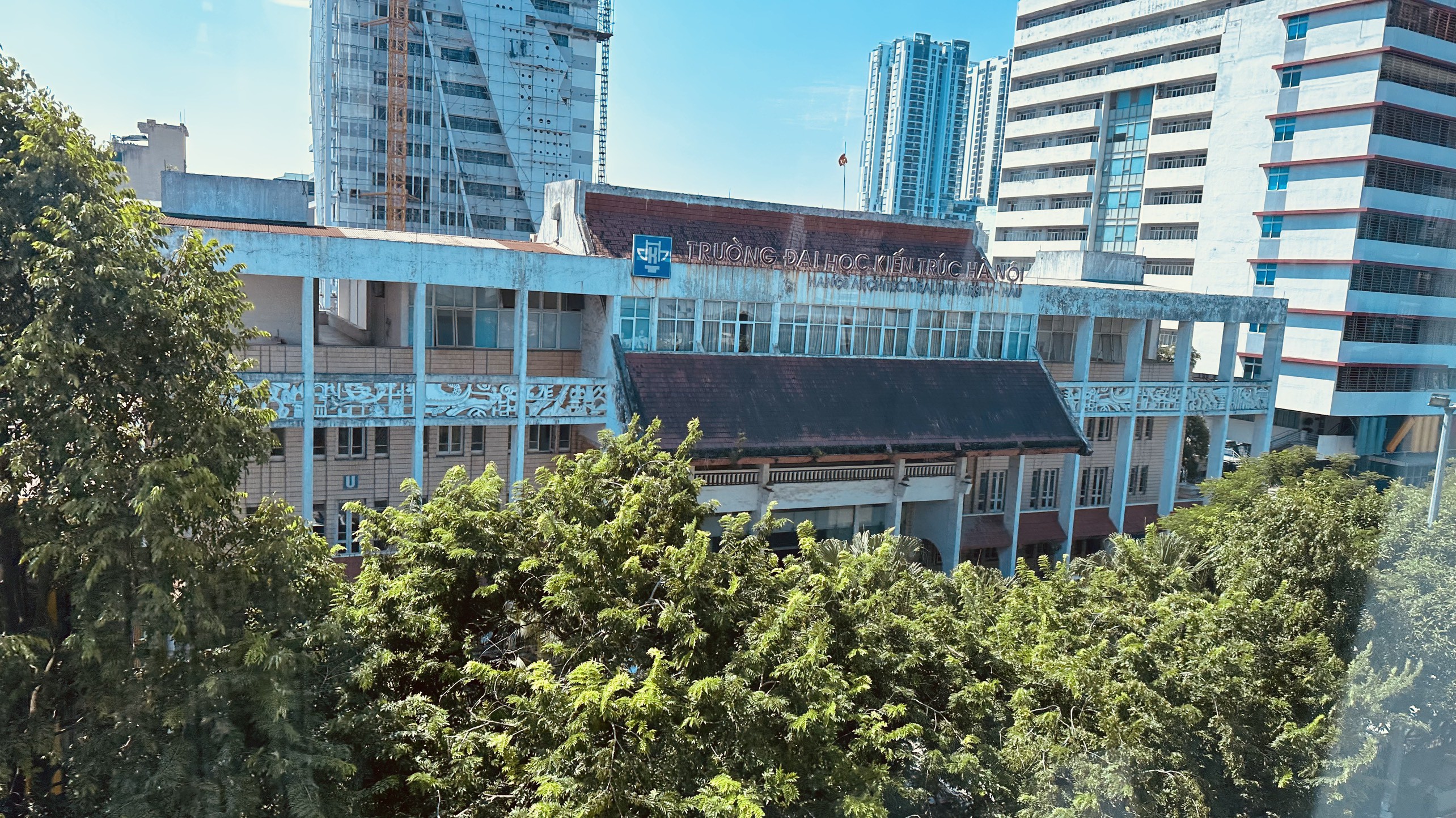 Ngay cạnh Học viện An ninh nhân dân là trường đại học Kiến Trúc Hà Nội