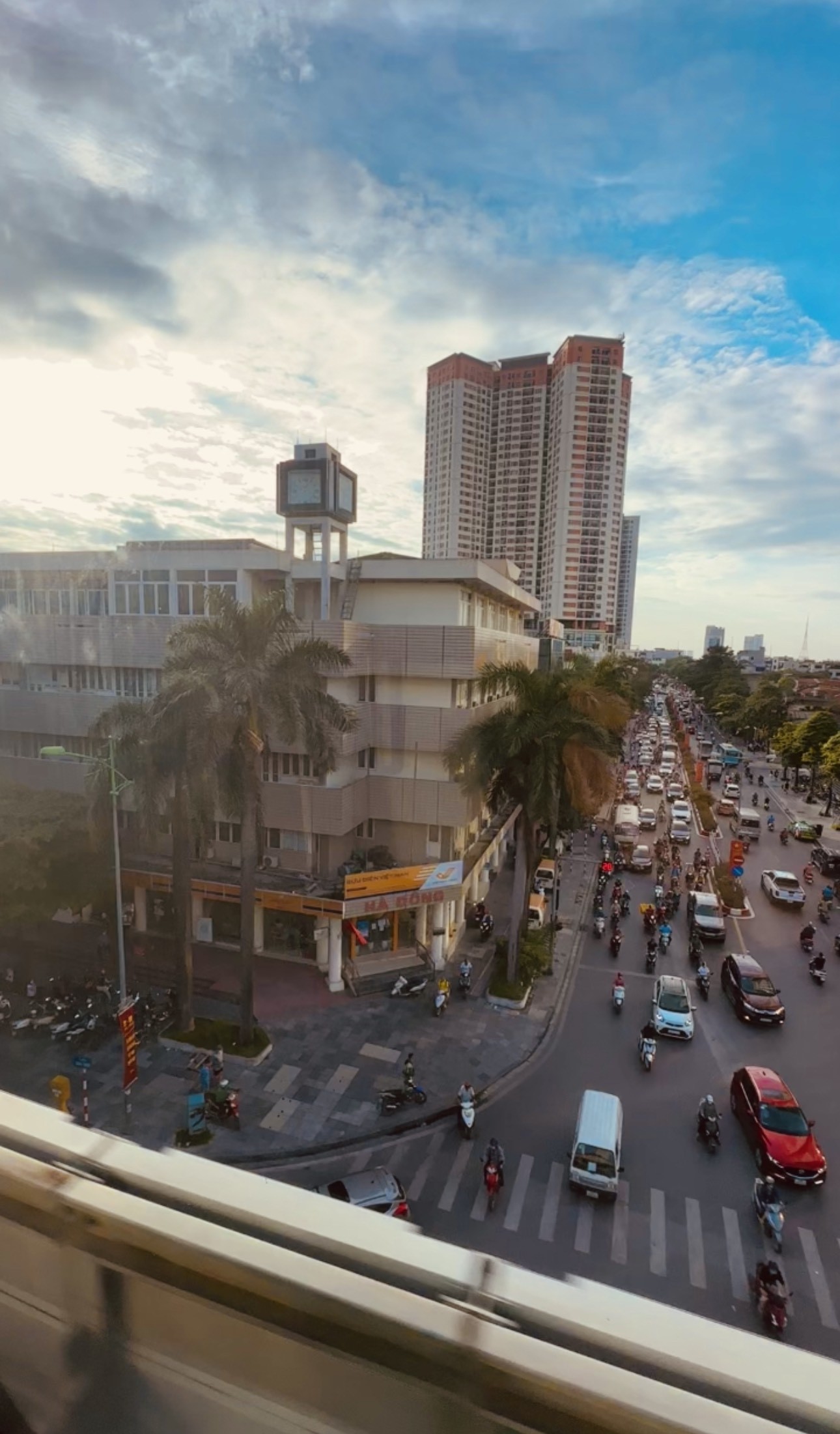 Bưu điện Hà Đông, một trong những địa chỉ nổi tiếng của tỉnh Hà Tây cũ, nay thuộc quận Hà Đông, Hà Nội. Cách bưu điện chừng 1km là làng lụa Vạn Phúc nổi tiếng ở Hà Đông.