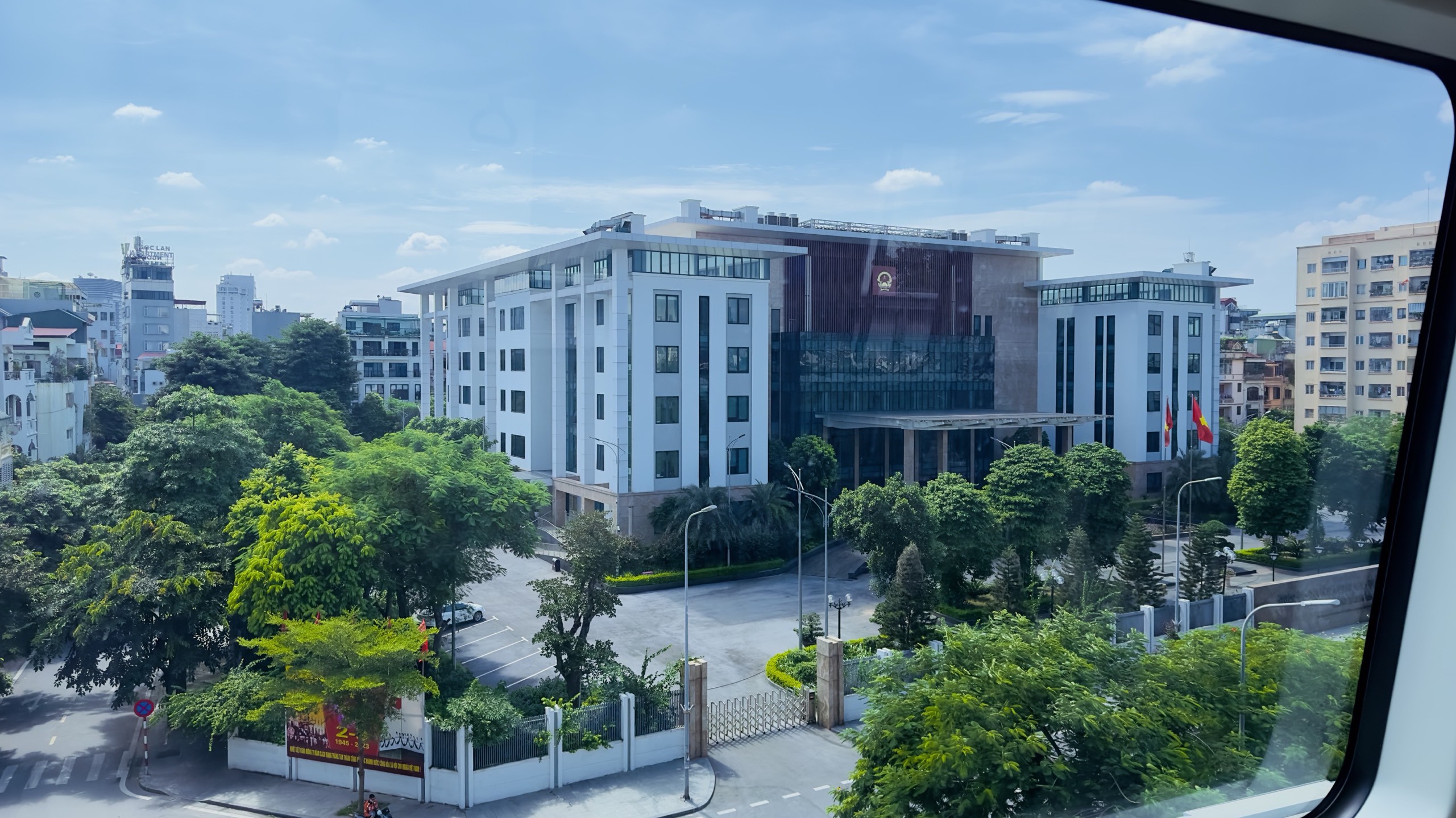 Trụ sở cơ quan hành chính quận Đống Đa, Hà Nội được bao quanh bởi nhiều cây xanh.