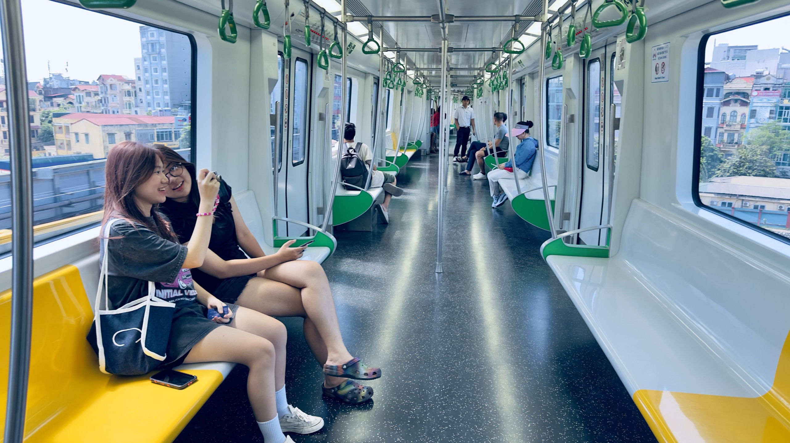 Ngỡ ngàng với cảnh sắc phố phường Hà Nội vào Thu qua ô cửa tàu điện trên cao - 2