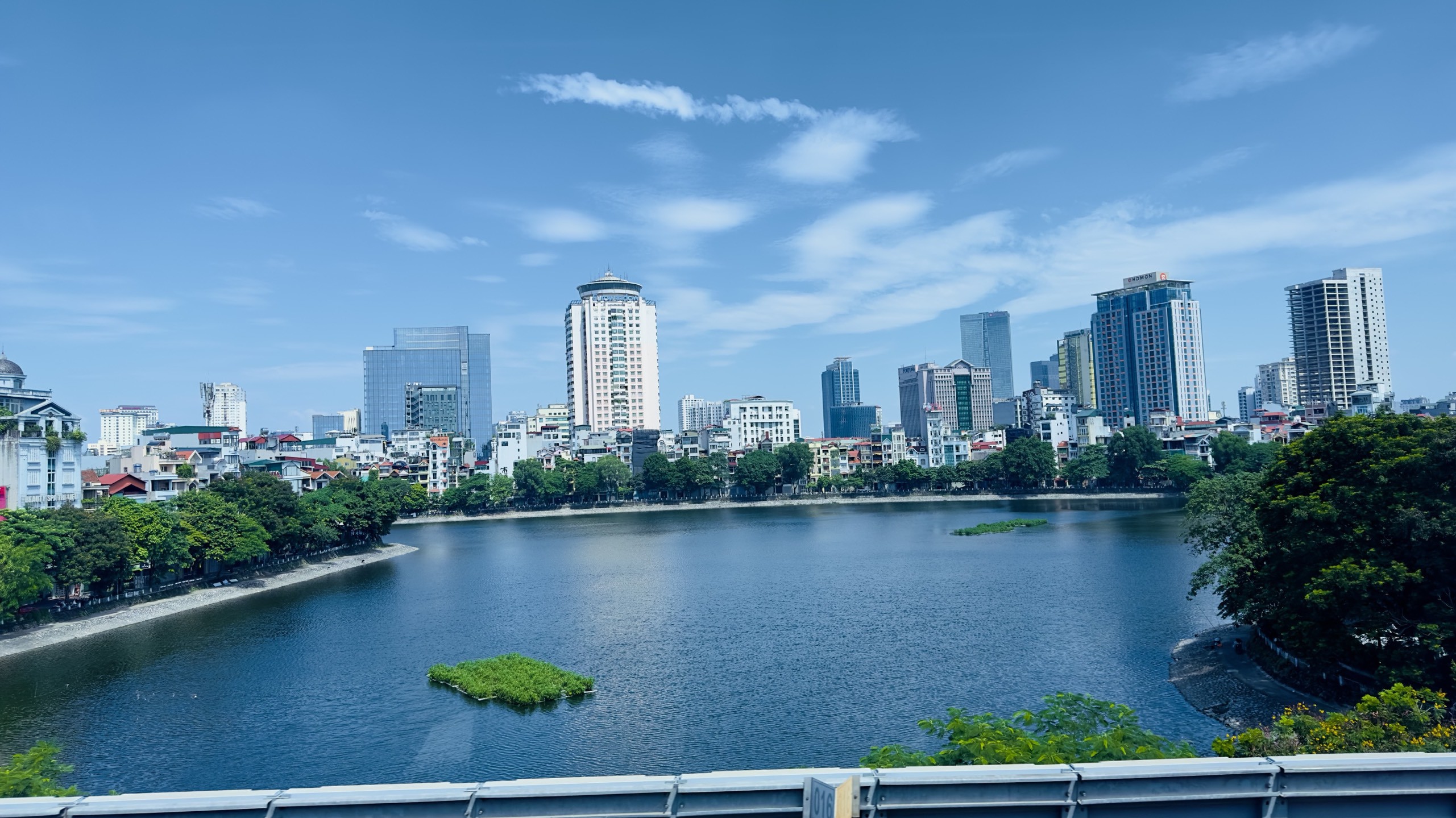 Hồ Hoàng Cầu (hay còn gọi là hồ Đống Đa) là hồ duy nhất tàu điện trên cao chạy qua trên hành trình dài 13km từ ga Yên Nghĩa (Hà Đông) tới ga Cát Linh (quận Đống Đa). Hồ Hoàng Cầu có tổng diện tích khoảng 13,5ha, tọa lạc giữa hai con phố Hoàng Cầu và phố Mai Anh Tuấn, quận Đống Đa.