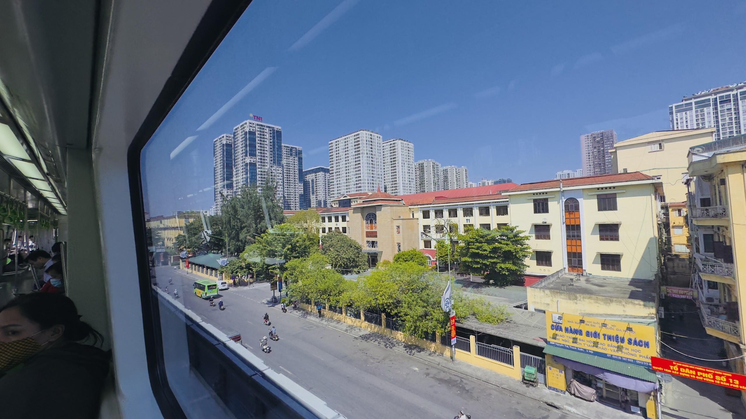 Những ngày đầu mùa Thu, mọi con đường, góc phố Thủ đô len lỏi tia nắng nhẹ, trong vắt. Trên hành trình từ trung tâm Hà Nội hướng đi Hà Đông, hành khách sẽ nhìn thấy bên phải trường đại học Tự nhiên, Đại học Quốc gia Hà Nội trên đường Nguyễn Trãi, quận Thanh Xuân.