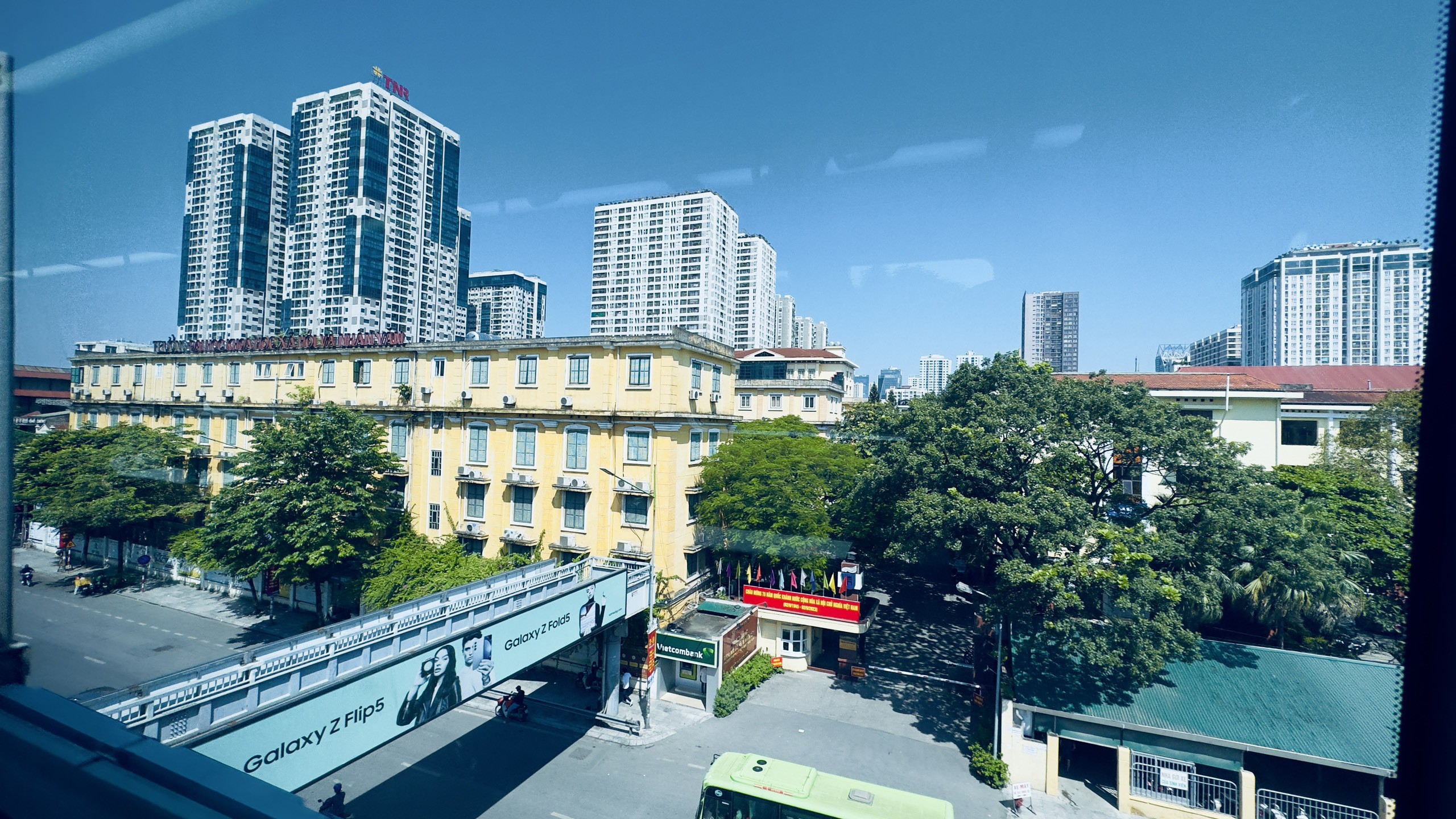 Nằm ngay cạnh trường đại học Tự Nhiên là trường đại học Khoa học xã hội và Nhân văn, đại học Quốc gia Hà Nội. Nhiều tòa nhà của 2 trường có kiến trúc cổ, độc đáo.