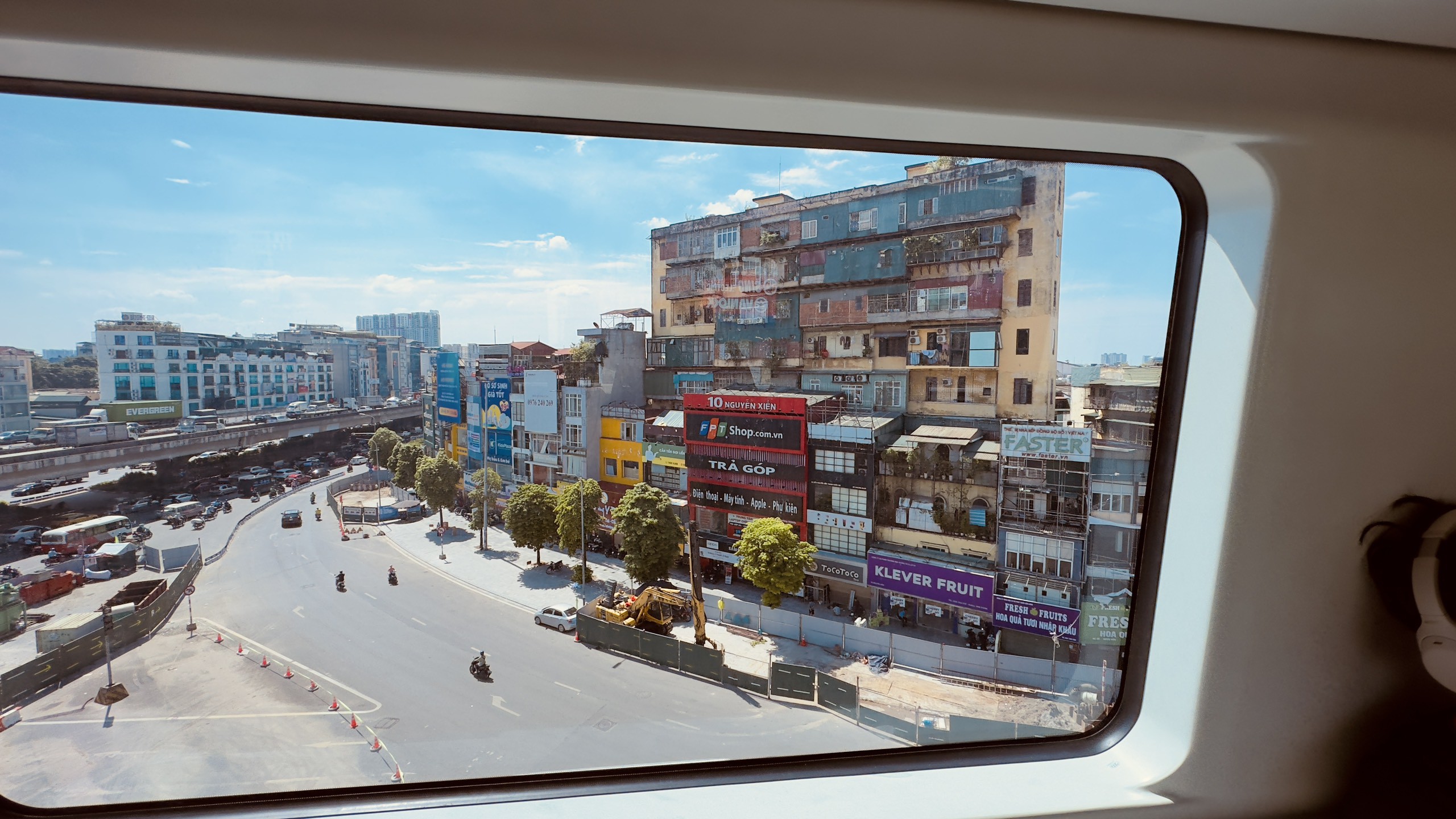 Ngỡ ngàng với cảnh sắc phố phường Hà Nội vào Thu qua ô cửa tàu điện trên cao - 8