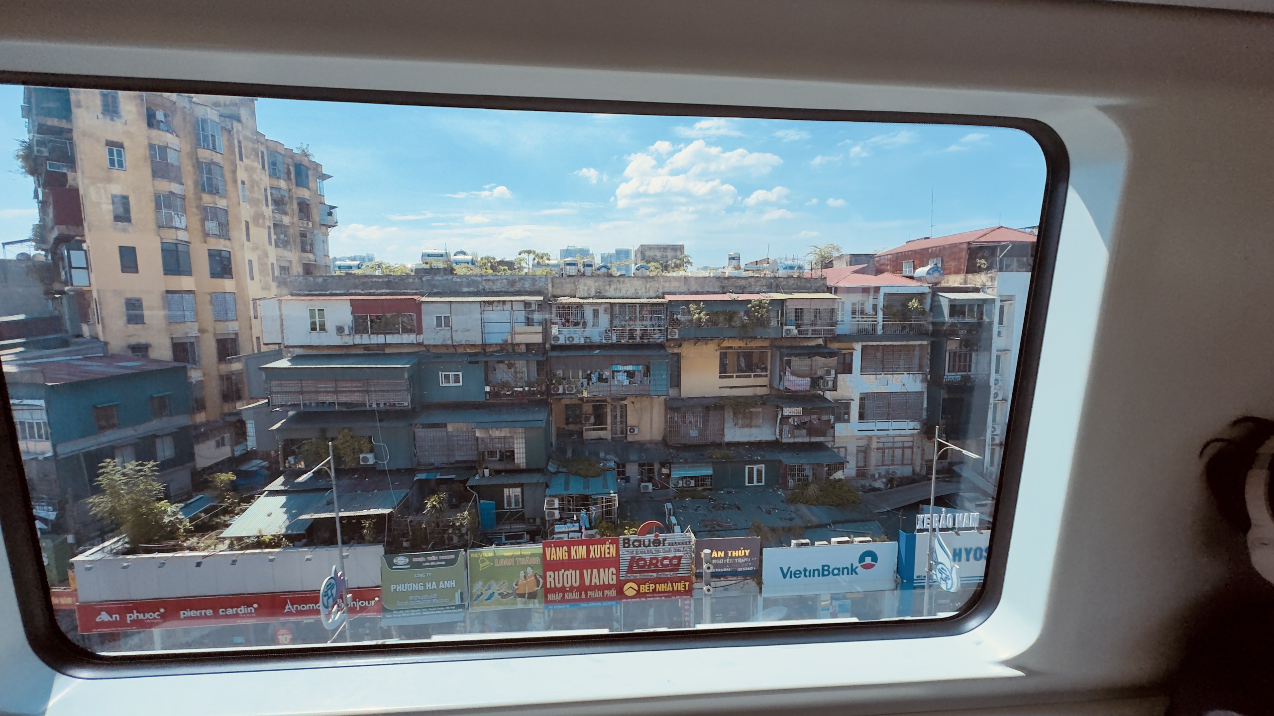 Dọc hai bên tàu điện trên cao có nhiều chung cư cũ được xây hàng chục năm.