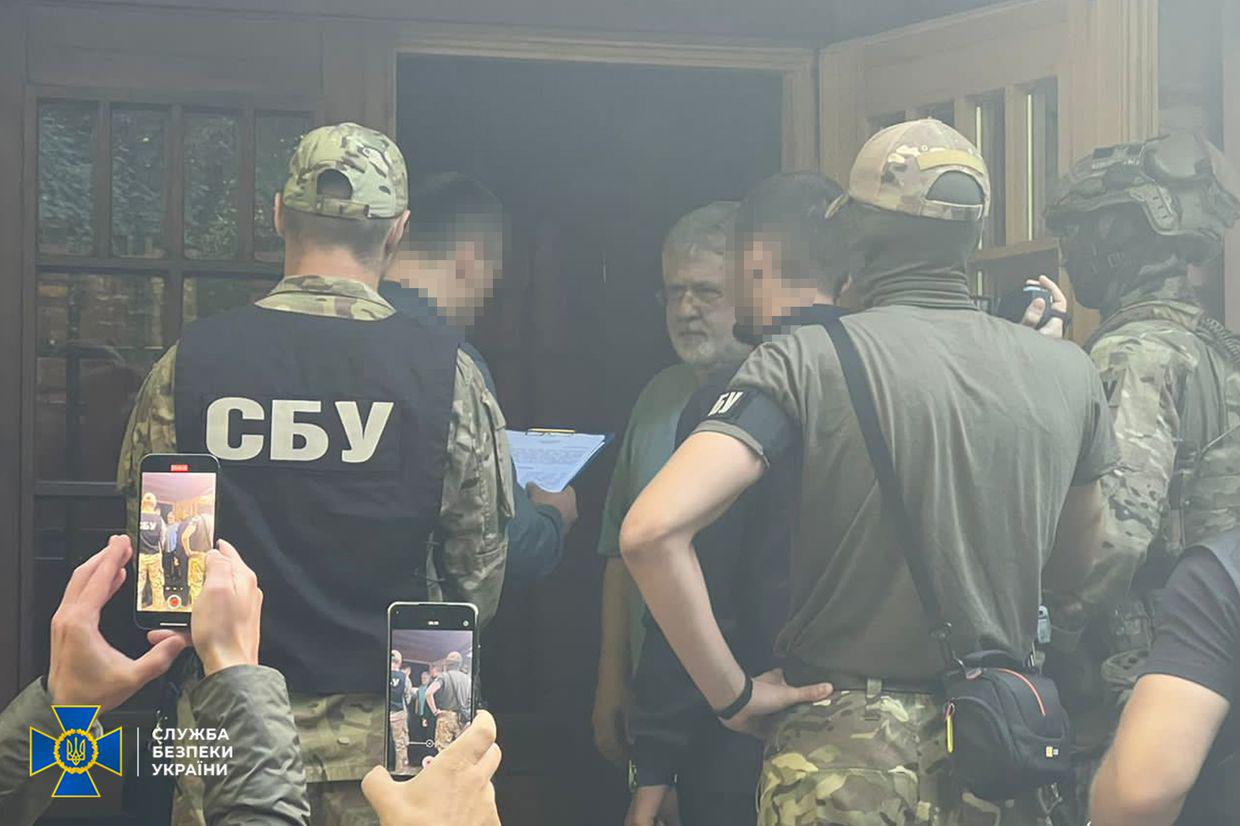 Cơ quan An ninh Ukraine đọc thông báo ông Ihor Kolomoisky bị điều tra hình sự.