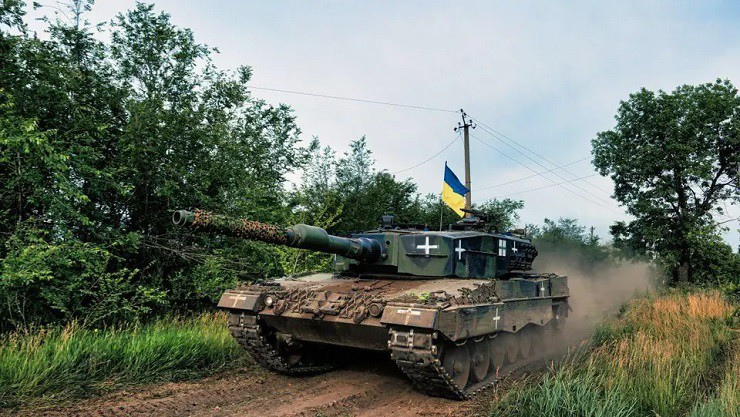 Một xe tăng Leopard 2A4 của Ukraine trước khi được lắp giáp phản ứng nổ (ERA).