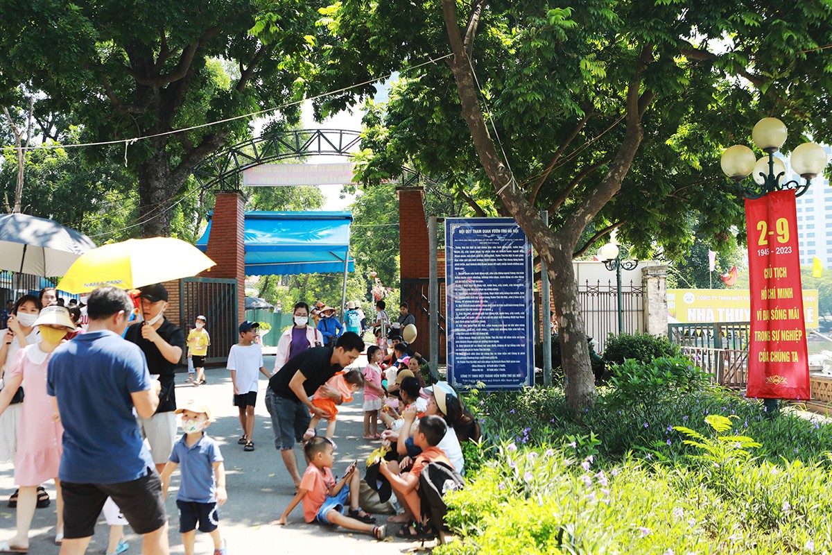 Trong 2 ngày đầu kỳ nghỉ lễ Quốc Khánh kéo dài 4 ngày (từ 1/9 – 4/9), thời tiết Hà Nội nắng nóng, nhưng hàng nghìn người dân vẫn tới Vườn thú Hà Nội (hay còn gọi là Công viên Thủ Lệ, quận Ba Đình, Hà Nội) vui chơi.