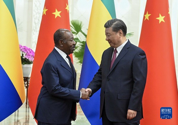 Ông Ali Bongo gặp Chủ tịch Trung Quốc Tập Cận Bình ở Bắc Kinh vào ngày 19/4/2023.