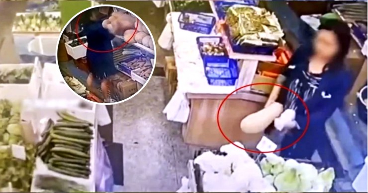 Người phụ nữ lấy quả bí ngô trên kệ, sau đó nhanh tay giấu vào trong váy.