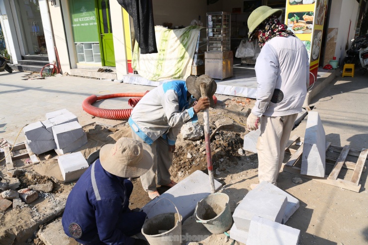 Tại những công trình đang thi công, thợ xây, người phụ hồ căng mình giữa nắng nóng để kịp hoàn thành tiến độ được giao.