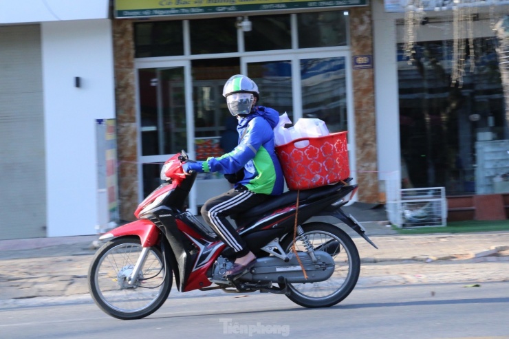 Đặng Văn Tân (quê Nam Định) chạy xe công nghệ, cho hay: “Làm nghề tự do như chúng em thì làm gì có ngày nghỉ, chỉ mong ngày nào cũng đông khách là mừng rồi. Năm nay, em không về quê ở lại thành phố Vinh chạy xe được cuốc nào hay cuốc đó” .