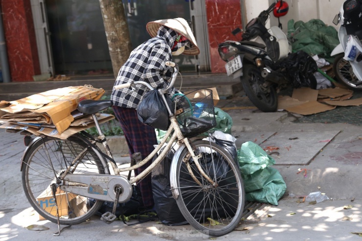 Hơn 10 năm nay, không kể nắng mưa, ngày lễ, bà Phạm Thị Dung (48 tuổi) đều rong ruổi trên chiếc xe cà tàng đi mua ve chai. Bà tâm sự: “Nghề thu mua đồng nát này phải rong ruổi khắp phố, hôm được nhiều thì được 200.000- 300.000 đồng, hôm ít thì chỉ được hơn 100.000 đồng thôi. Vất vả nhưng cũng có đồng ra đồng vào nuôi các con ăn học”.
