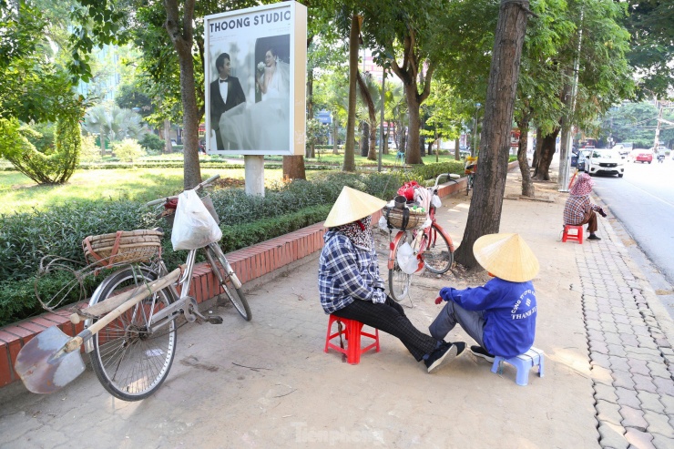 Nhóm cửu vạn tại công viên Tam Giác, TP Vinh không có ngày nghỉ lễ.