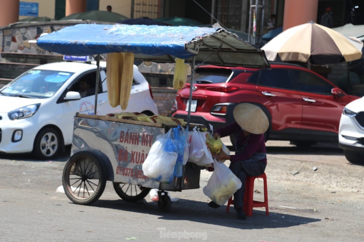 Mỗi người một hoàn cảnh, công việc khác nhau nhưng họ đều có điểm chung là cuộc sống mưu sinh còn khó nhọc, khiến họ không mảy may nghĩ đến ngày Quốc khánh 2/9.
